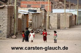 spielende Kinder - Carsten Glauch - fahrradtour Südamerika - Bolivien - 7.JPG